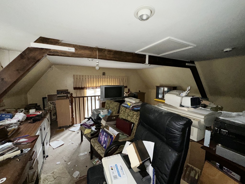 Lot: 145 - THREE-BEDROOM OLD SCHOOL UNIT WITH POTENTIAL - Office/ Mezzanine Floor